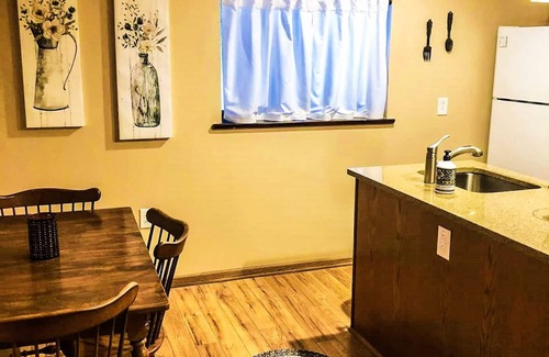 Boswell Cabina | Tranquil Hickory Hill Cottage Getaway with Hot Tub
