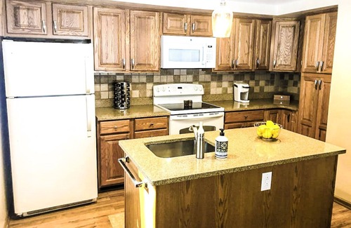 Boswell Cabina | Tranquil Hickory Hill Cottage Getaway with Hot Tub
