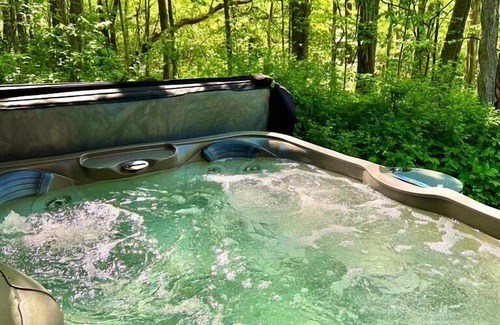 Boswell Cabina | Tranquil Hickory Hill Cottage Getaway with Hot Tub