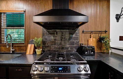 South Bloomingville Cabina | Tranquil Hocking Hills Cabin For 8: Hot Tub, Games