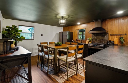 South Bloomingville Cabina | Tranquil Hocking Hills Cabin For 8: Hot Tub, Games