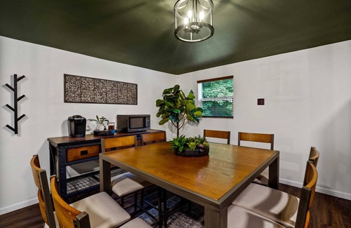 South Bloomingville Cabina | Tranquil Hocking Hills Cabin For 8: Hot Tub, Games