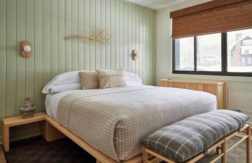 Lake Placid Hotel | Tranquil King Room l Bluebird Lake Placid l Walk to Main Street