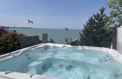 Niagara-on-the-Lake Casa | Tranquil Lake Front Home In NOTL with Hot Tub, Long-Term Stays