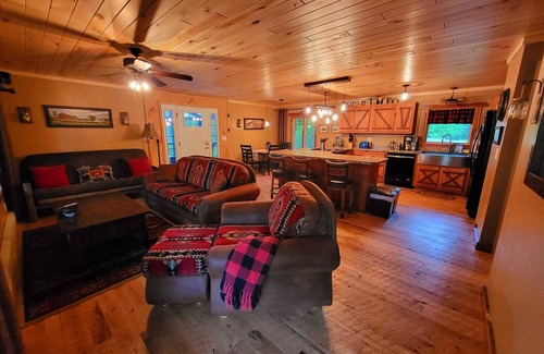 Hayward Cabina | Cabaña aislada en 13 acres; Lago privado de 50 acres
