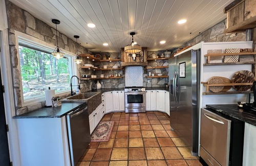 Mid America Casa | Tranquil Lakefront Home *We Are Not A Party House*