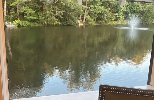 Flat Rock Condominio | Tranquil Lakeside Waterfall Retreat