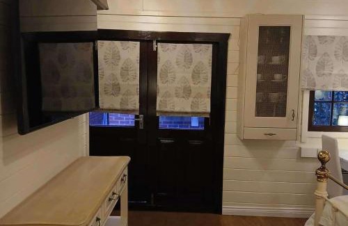 Netley Casa | Tranquil Lodge Retreat in Southampton
