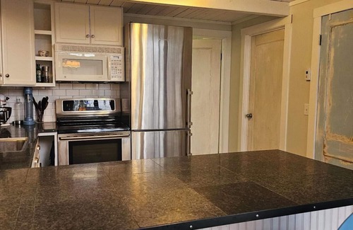 Agate Cabaña | Tranquil Lowbank Waterfront Cottage.