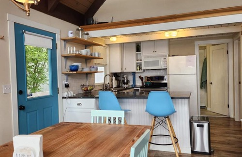 Agate Cabaña | Tranquil Lowbank Waterfront Cottage.