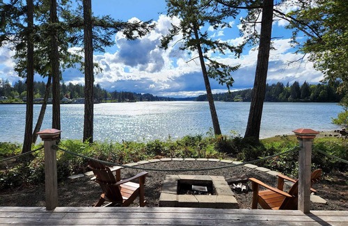 Agate Cabaña | Tranquil Lowbank Waterfront Cottage.