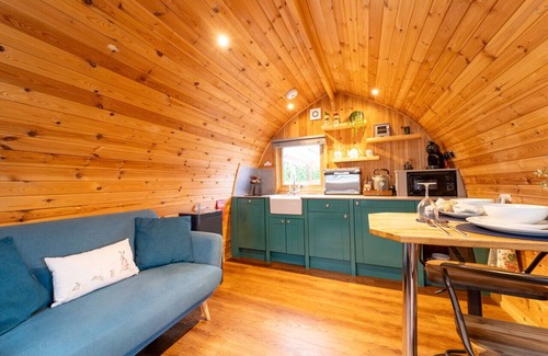 Clitheroe Cabina | Tranquil Luxury: Hot Tub, Firepit, & star galzing window