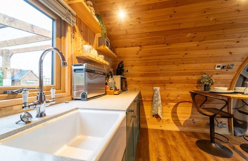 Clitheroe Cabina | Tranquil Luxury: Hot Tub, Firepit, & star galzing window
