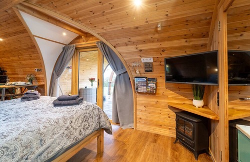 Clitheroe Cabina | Tranquil Luxury: Hot Tub, Firepit, & star galzing window
