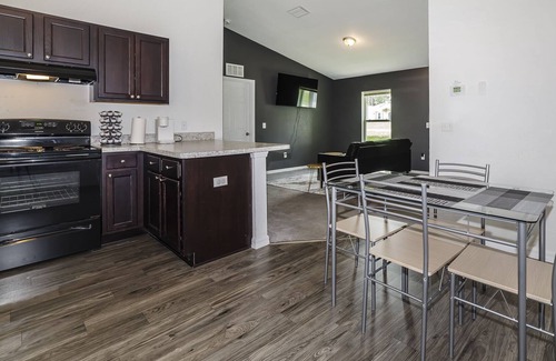 Silver Springs Shores Casa | Tranquil & Modern ~ 20min to Downtown ~ King Beds!