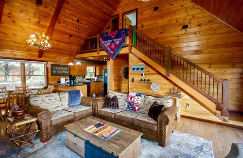 Necowa Cove Cabina | Tranquil mountain cabin with stunning views, hot tub & dog friendly