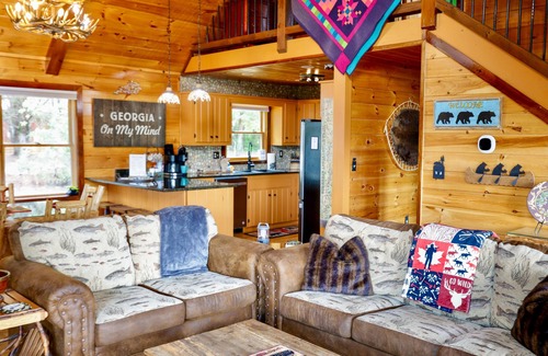 Necowa Cove Cabina | Tranquil mountain cabin with stunning views, hot tub & dog friendly
