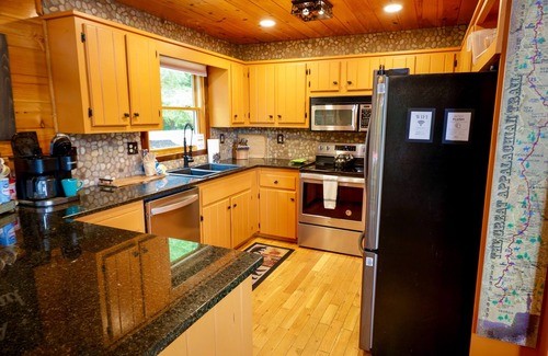 Necowa Cove Cabina | Tranquil mountain cabin with stunning views, hot tub & dog friendly