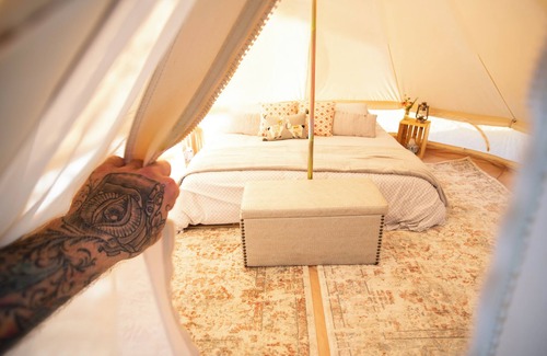 Burnt Ranch Cama Y Desayuno | Tranquil Mountain Glamp: Swimming, Organic Meals, Hike Trails + Kayaking