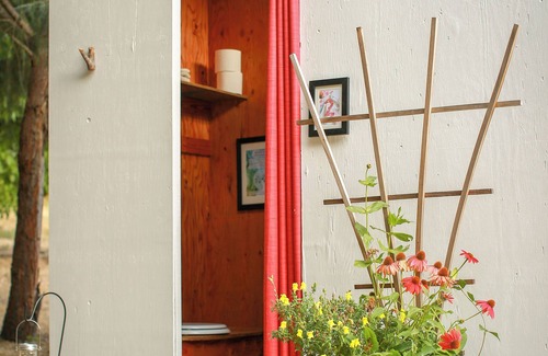 Burnt Ranch Cama Y Desayuno | Tranquil Mountain Glamp: Swimming, Organic Meals, Hike Trails + Kayaking