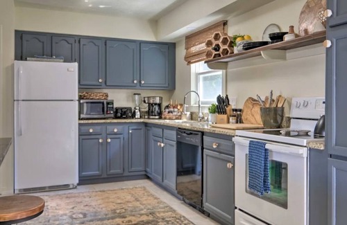 Linden Casa | Tranquil mountainhouse w/hot tub, super close to trails & wineries- pet friendly