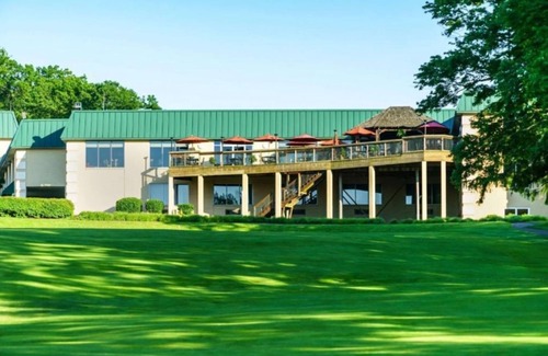 Cheat Lake Apartamento | Tranquil Oasis: Lakeview Golf Resort Studio w Pool