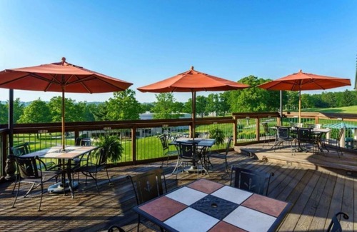 Cheat Lake Apartamento | Tranquil Oasis: Lakeview Golf Resort Studio w Pool
