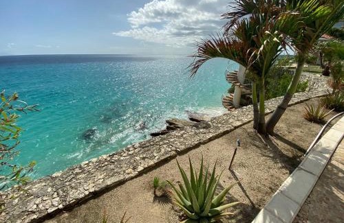 Maho Apartamento | Tranquil Oceanside: Pools & Direct Beach Access