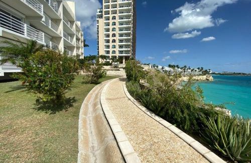 Maho Apartamento | Tranquil Oceanside: Pools & Direct Beach Access