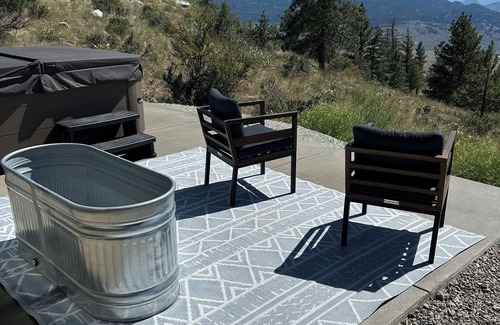 Okanagan-Similkameen Cabina | Tranquil private getaway at this cabin on 3 acres on Anarchist mtn.