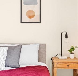 Milperra Casa | Tranquil Queen Room - Centrally Located at Milperra - Shared Bathroom
