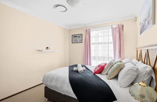 Milperra Casa | Tranquil Queen Room - Centrally Located at Milperra - Shared Bathroom