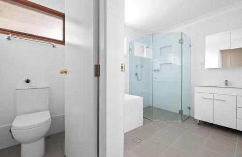 Milperra Casa | Tranquil Queen Room - Centrally Located at Milperra - Shared Bathroom