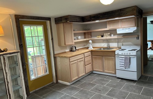 Greenwich Apartamento | Tranquil Retreat, 2-bedroom apartment freshly renovated with Private Drive/Entry