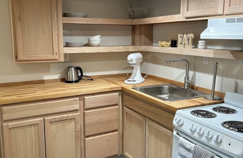 Greenwich Apartamento | Tranquil Retreat, 2-bedroom apartment freshly renovated with Private Drive/Entry