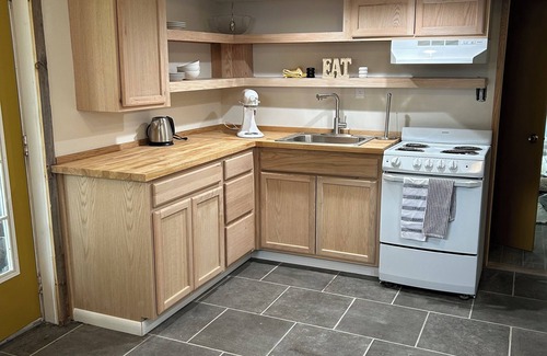 Greenwich Apartamento | Tranquil Retreat, 2-bedroom apartment freshly renovated with Private Drive/Entry