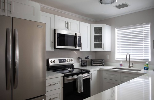 Midtown Casa | Tranquil Retreat by the Beach-4 bedroom 3 bath home w/private pool, parking