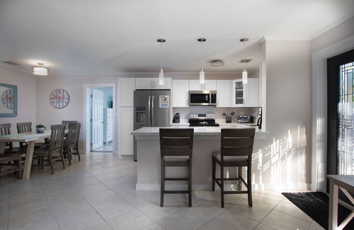 Midtown Casa | Tranquil Retreat by the Beach-4 bedroom 3 bath home w/private pool, parking