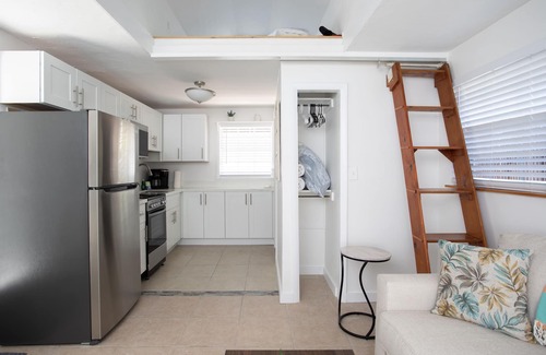 Midtown Casa | Tranquil Retreat by the Beach-4 bedroom 3 bath home w/private pool, parking