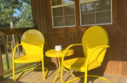 Cassville Apartamento | Tranquil Retreat: Charming Pet-Friendly Tiny House Cabin Amidst Natures Beauty.