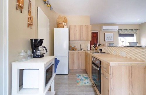 Grote Berg Apartamento | Tranquil Retreat near beaches w/resort style charm and communal pool area