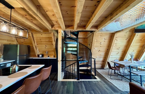 McArthur Cabina | Tranquil retreat nestled in the breathtaking landscape of Hocking Hills.