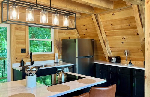 McArthur Cabina | Tranquil retreat nestled in the breathtaking landscape of Hocking Hills.