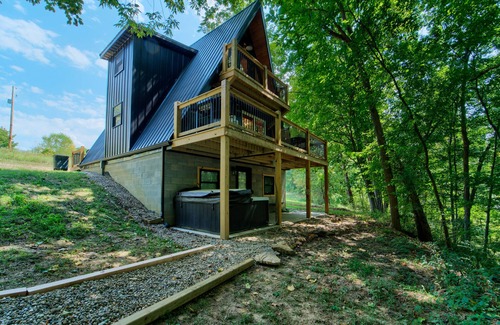McArthur Cabina | Tranquil retreat nestled in the breathtaking landscape of Hocking Hills.