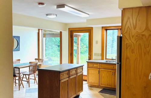 Town of Broome Apartamento | Tranquil Retreat-Pond side on 16 Acres Hunters Welcome