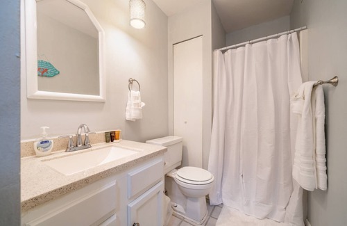 Piney Cabina | Tranquil Retreat: Serene Cabin at Shore Acres with Kayaks & More