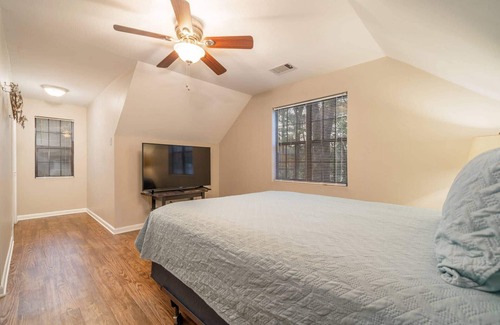 Piney Cabina | Tranquil Retreat: Serene Cabin at Shore Acres with Kayaks & More