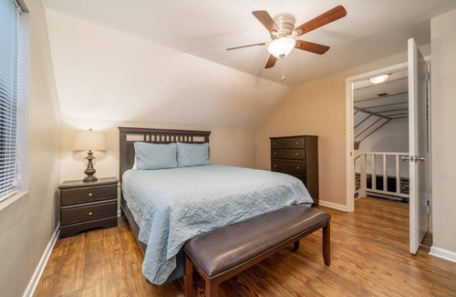 Piney Cabina | Tranquil Retreat: Serene Cabin at Shore Acres with Kayaks & More