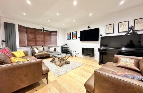 Chapeltown Casa | Tranquil Retreat Spacious 4-Bedroom Family Home