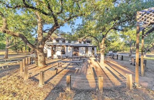 Fredericksburg Cabina | Shiraz: Tranquil Retreat W/hot-tub, 10 Mins to Downtown!